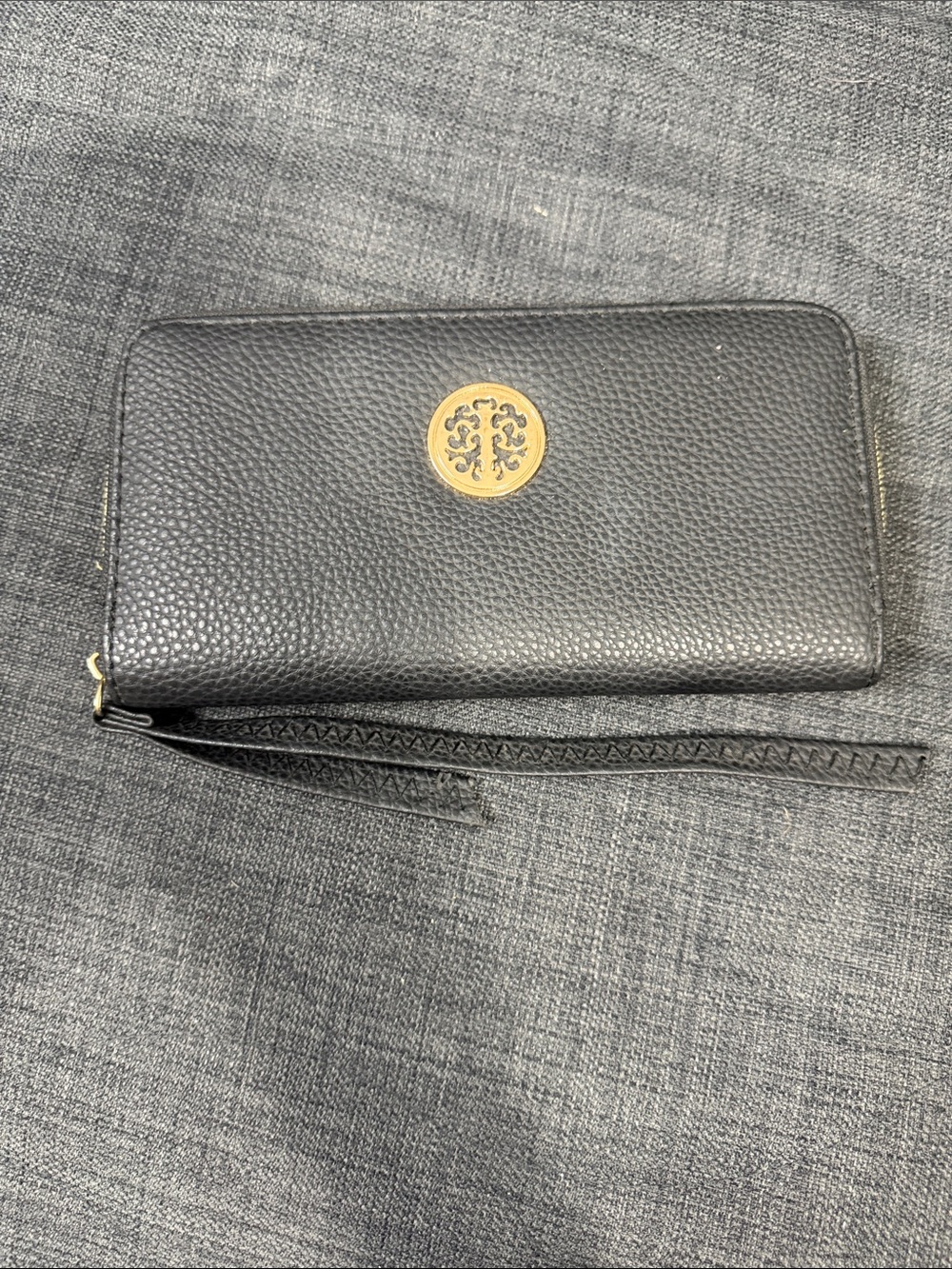 🎀 5 for $25 🎀 Black Unbranded Wristlet Wallet with Gold Logo